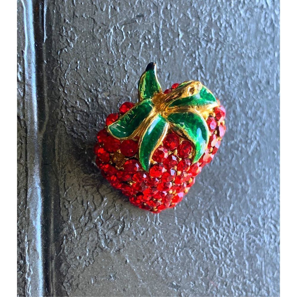 Vintage Rhinestone Strawberry Brooch, in Gold tone, Unmarked